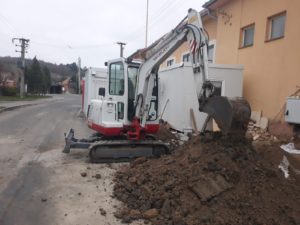 Minibagr Takeuchi - úprava terénu