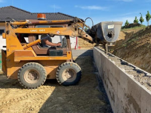 UNC 061 s míchací lžící na beton